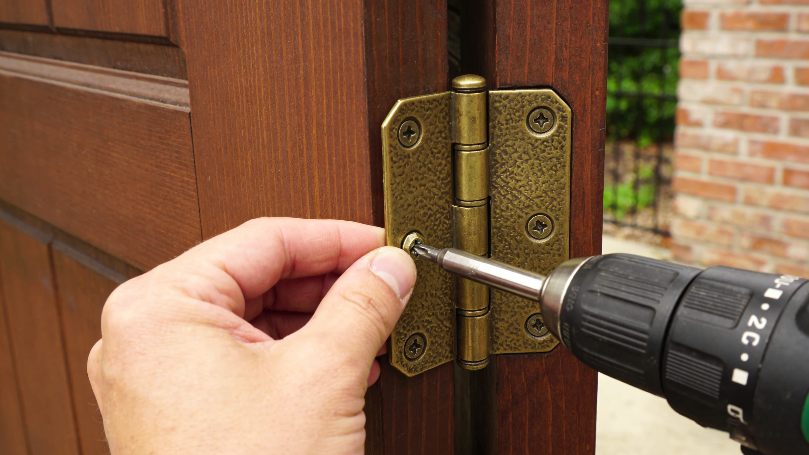 Engsel Pintu Eksterior